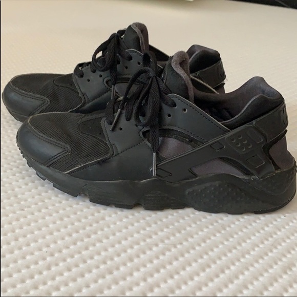 Black Nike Huarache Youth Sneakers 6.5 - Picture 1 of 3